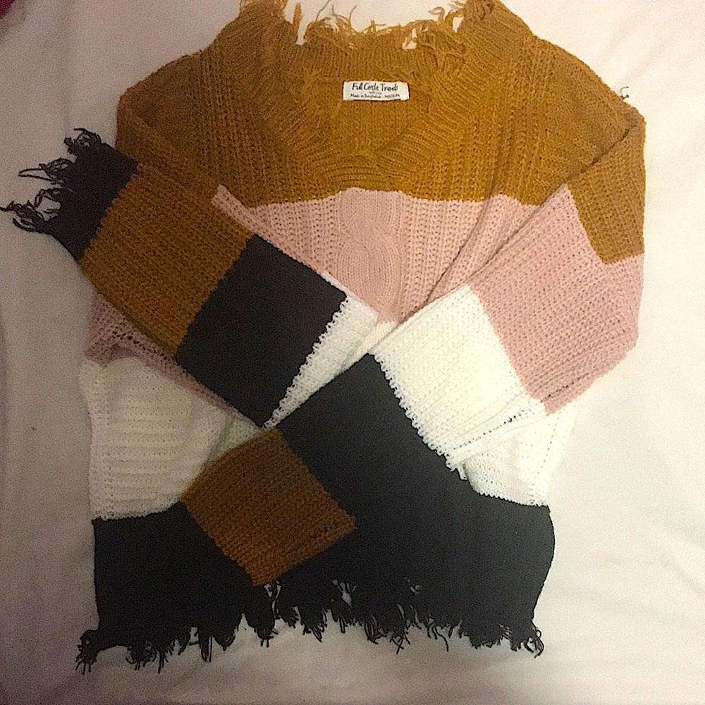 selling this sweater because I’ve never wore it and don’t plan on it anymore.